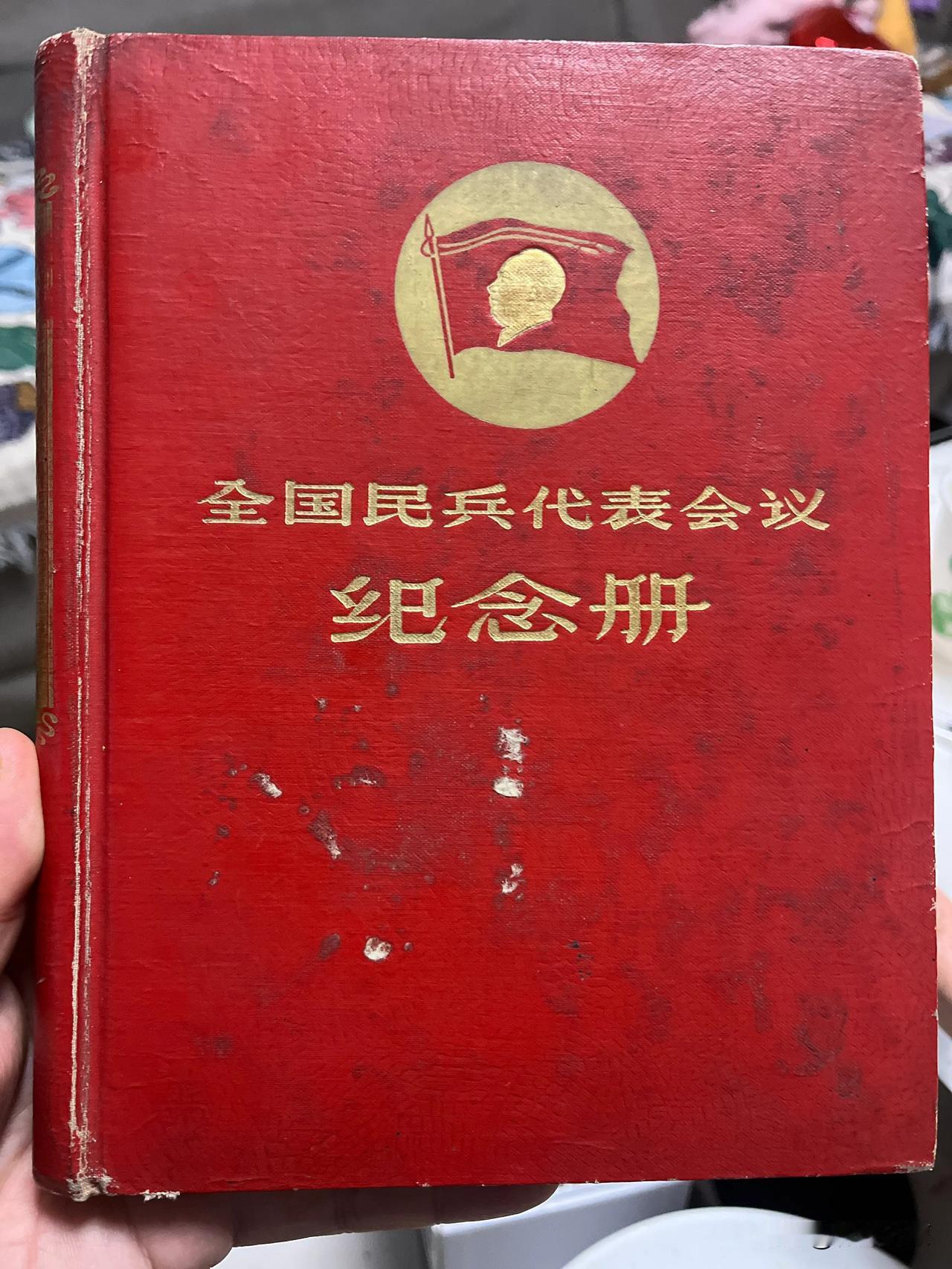 1960年的纪念册，彩色的插图和徽章，立体的图案，也是有着满满的历史和文化价值…