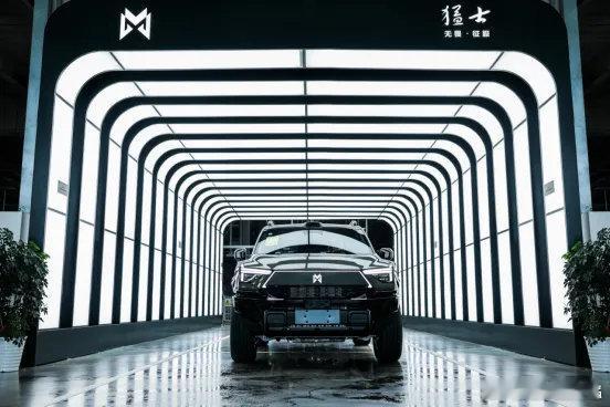 猛士M817的第一万台即将下线每条M817 我都问一句6座不加长的M817啥时候