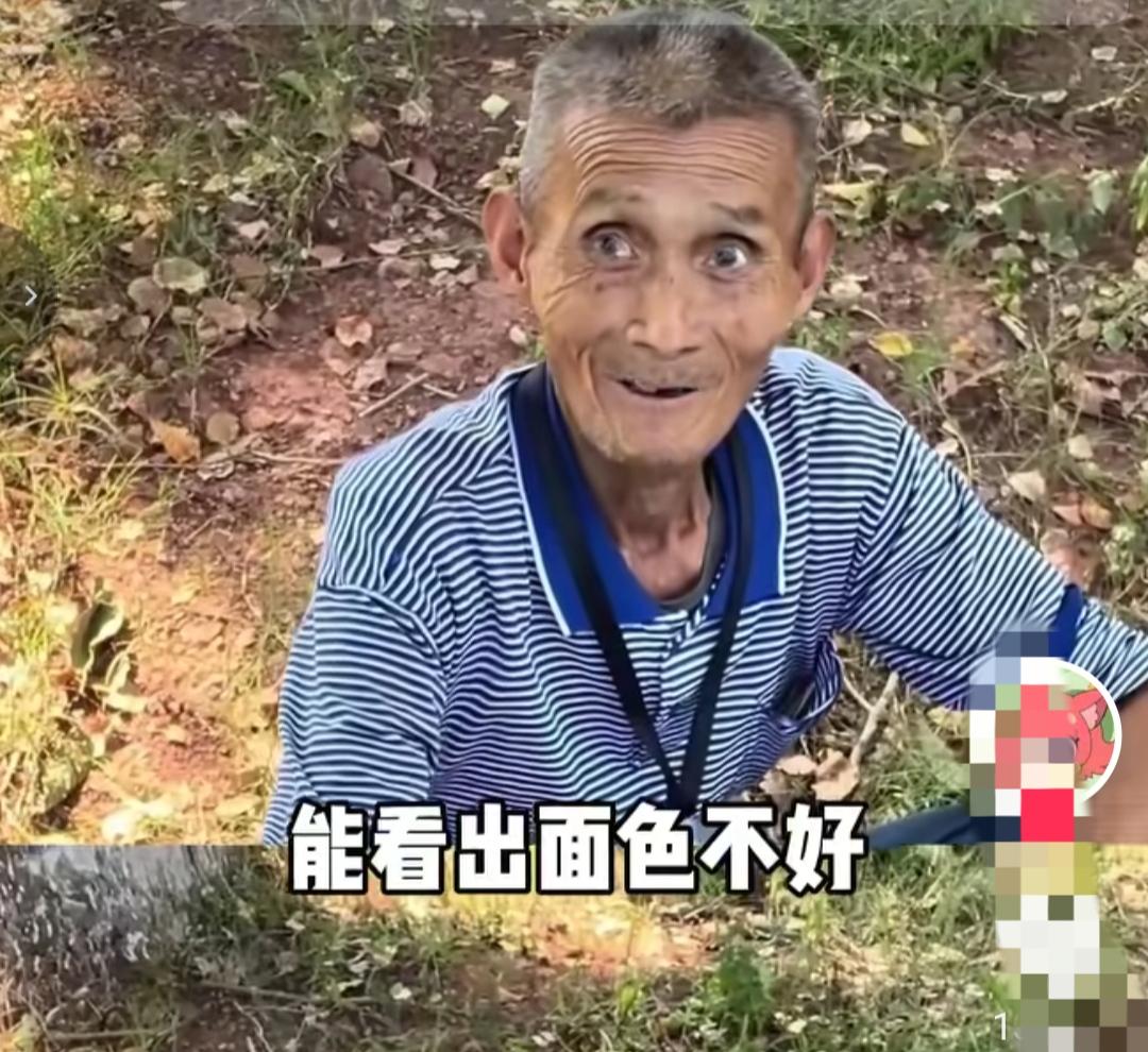 四十度高温的路边，一位卖辣椒的老人瘫倒在草丛里。
脸色惨白毫无血色，浑身发冷无力