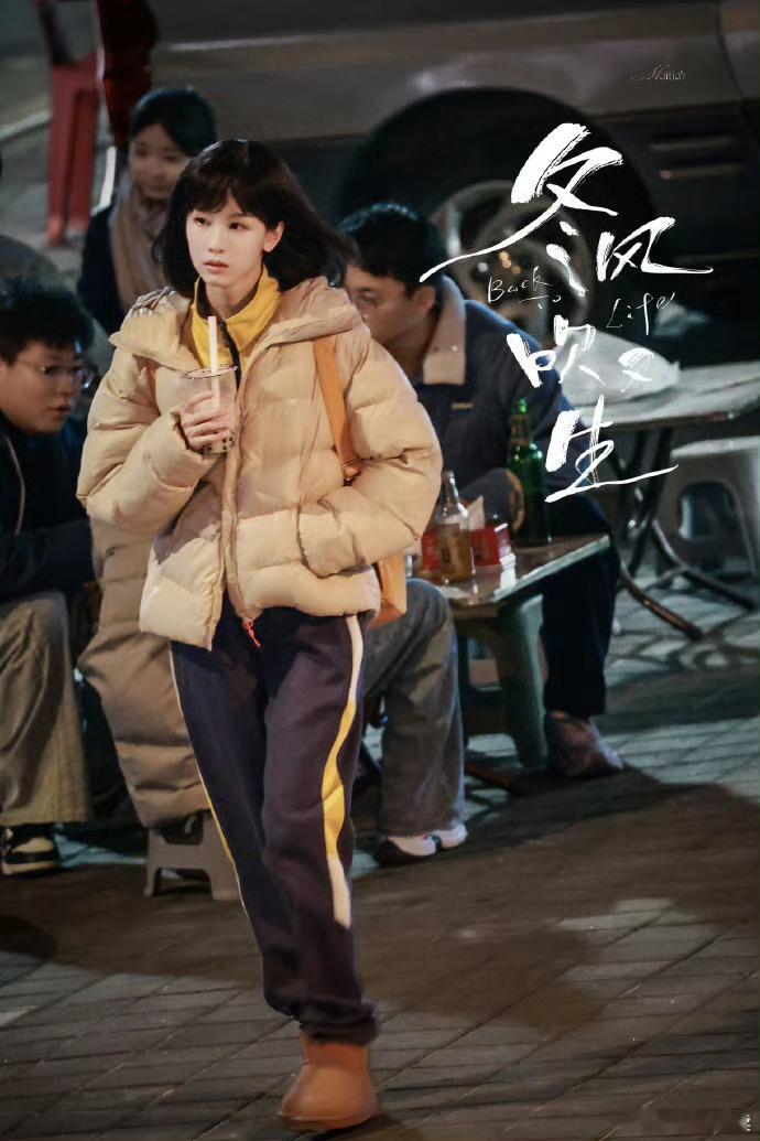 看到陈都灵这张短发路透，忍不住愣了一下。波波头、卫衣、牛仔裤，干干净净的学生气，