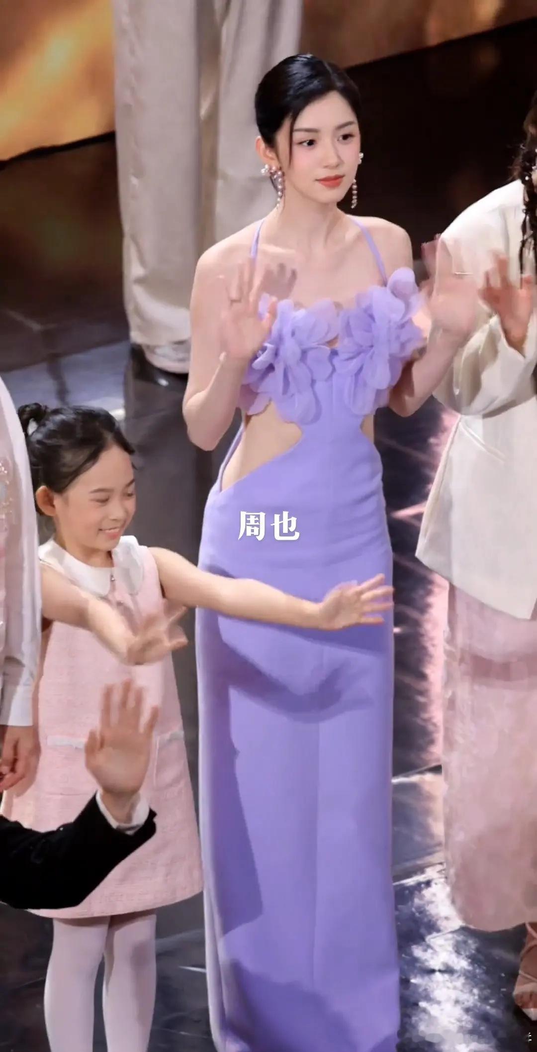 这套完美展示了周也优秀的肩颈和腰臀比😍 ​​​