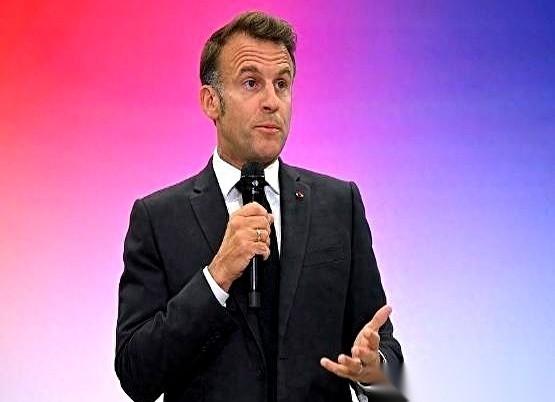 马克龙对日本的这次访问，阵仗大得吓人。
防长、外长一个不落，身后还乌泱泱跟了20