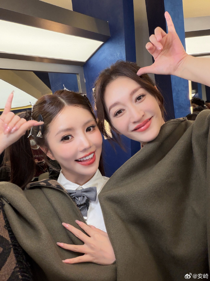 安崎晒和李小冉合照 安崎晒和李小冉合照，姐姐妹妹感情好~ 
