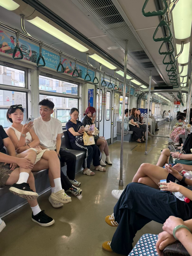 重庆人看图示的能力一定很强！不然真不敢出门～不过跟老大出门，我完全不用带脑，跟他