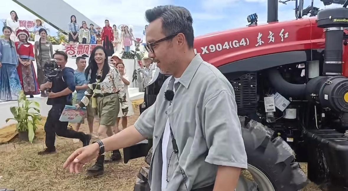 #姚晨录制芒果新综艺# 看到姚晨汪涵综艺路透了，大姚休闲装一穿小墨镜一戴，和汪涵