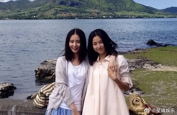 2026年考古：刘诗诗与替身艾佳妮的海岛旧照。 