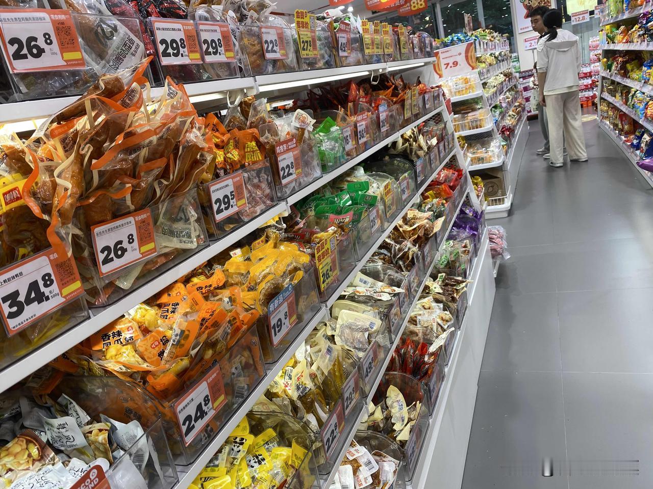 《海的那边，并不远》
今天在一家小超商买东西，碰到一位十九岁的年轻店员。
我一开