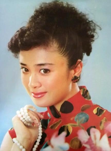 59 岁的傅艺伟站在北京公墓里，一身素黑简装，亲手把儿子的骨灰盒放进墓穴，旁边站