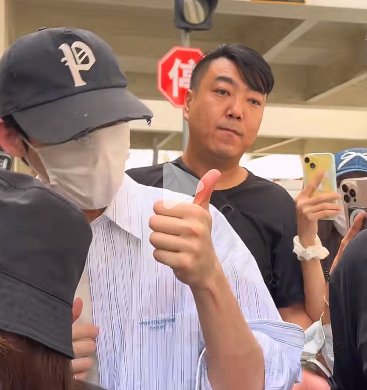 是作者送的那件衬衫吧，回首尔直播就会说，“很舒服呢，所以一直穿”欧巴就是喜欢给每