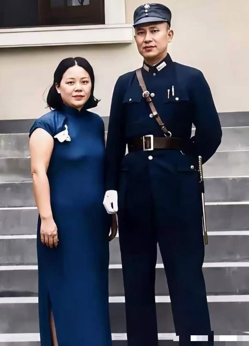 这是小诸葛白崇禧与夫人马佩璋的合影，此时马佩璋已生育了九个孩子，身材微胖丰润，虽