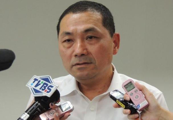 在台湾像“侯友宜”这类**只谈“中华民国宪法”、只讲“主权不容挑衅”，但刻意回避