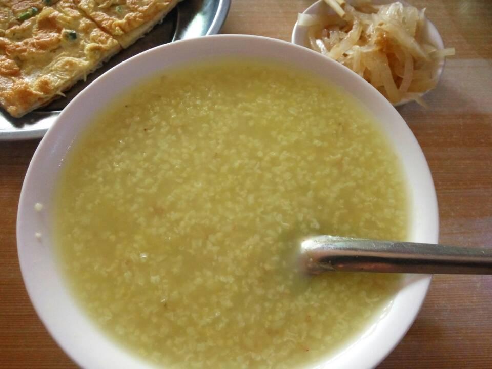 中午煮了碗小米粥，就着自家腌的咸菜，吃得那叫一个香！你们中午都吃啥好吃的了？馋馋