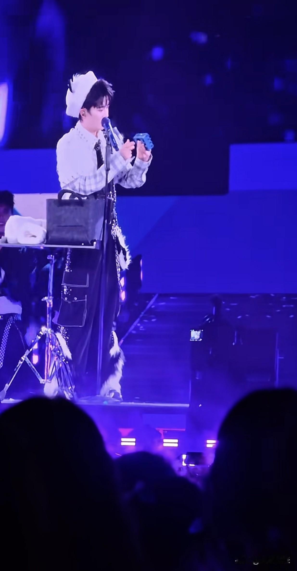 除了周深，谁还龇牙咧嘴的捣腾失败的魔术逗我们开心[呲牙][呲牙][呲牙]，有你真