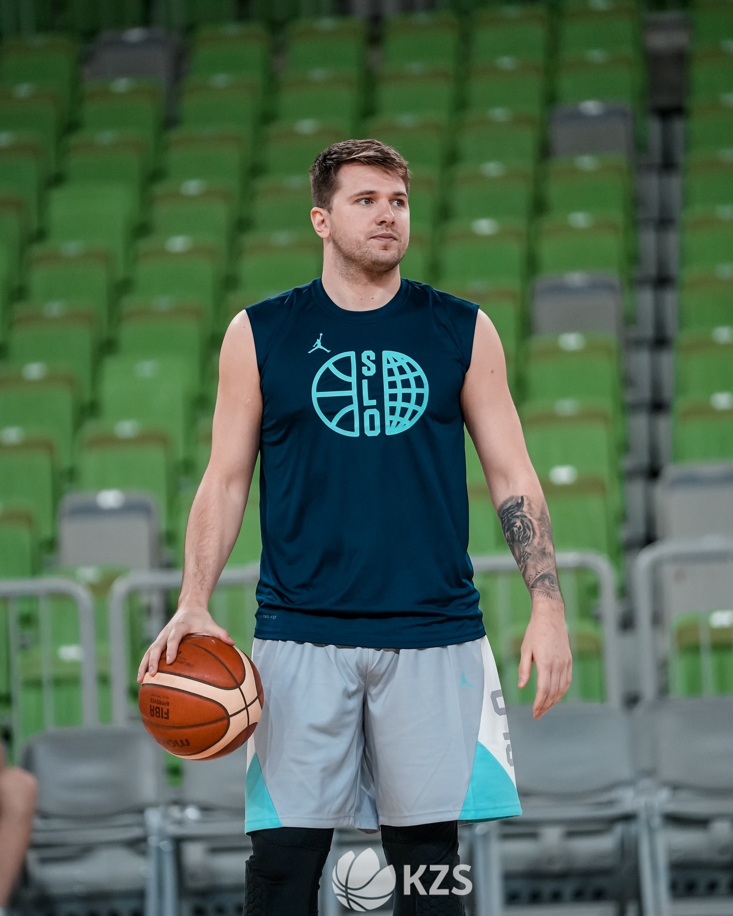 湖人中锋海斯正式成为了斯洛文尼亚公民，他在位于华盛顿的斯洛文尼亚大使馆宣誓并领取