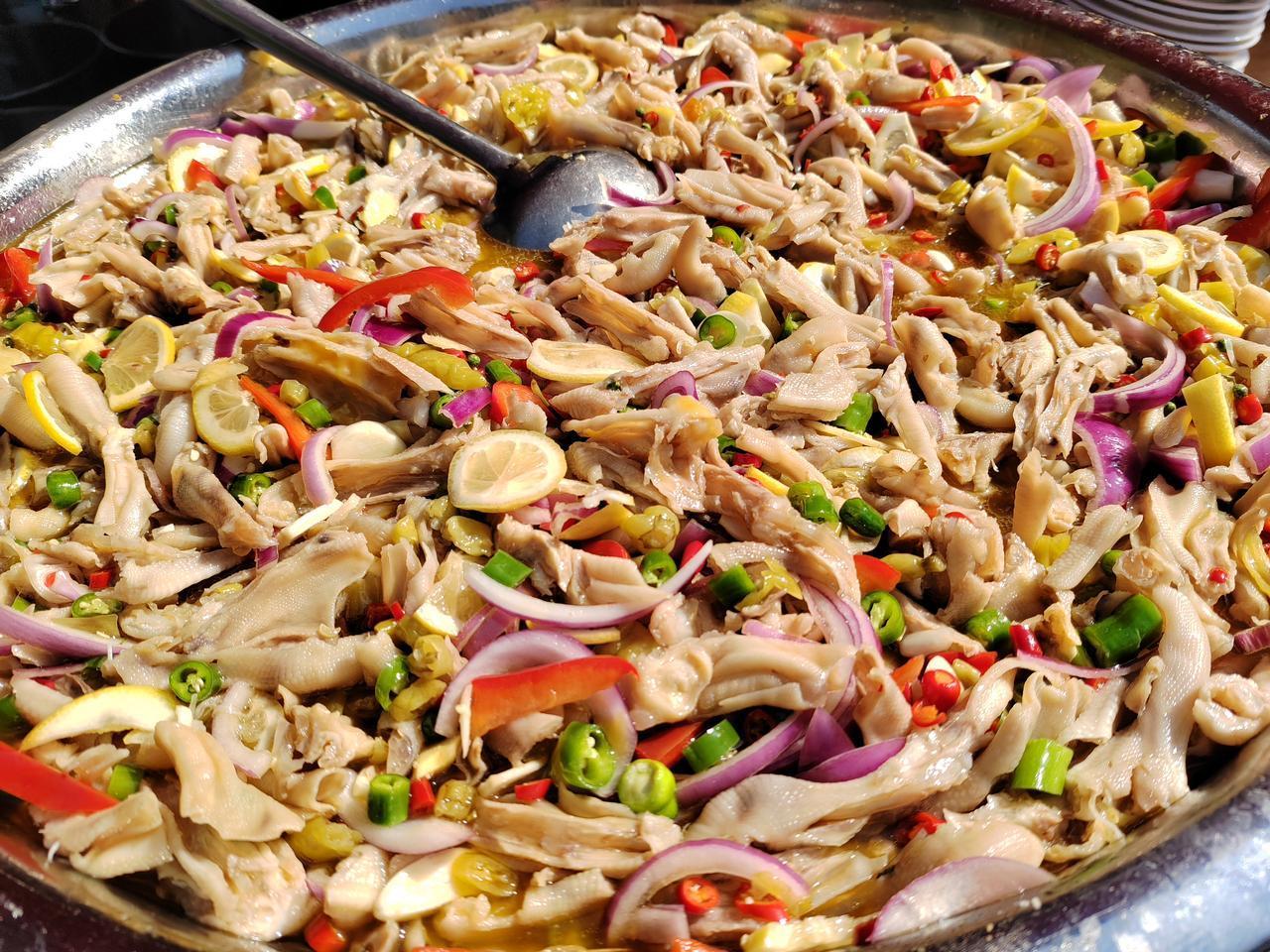 乡村坝坝宴，
烟火气最浓，
一桌家乡味，
满是人情味。