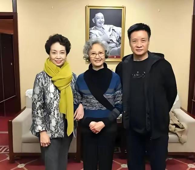 三位明星同框照
你们认识吗？
我只认识其中一位，他就是阎维文，他的身高很高呀，看