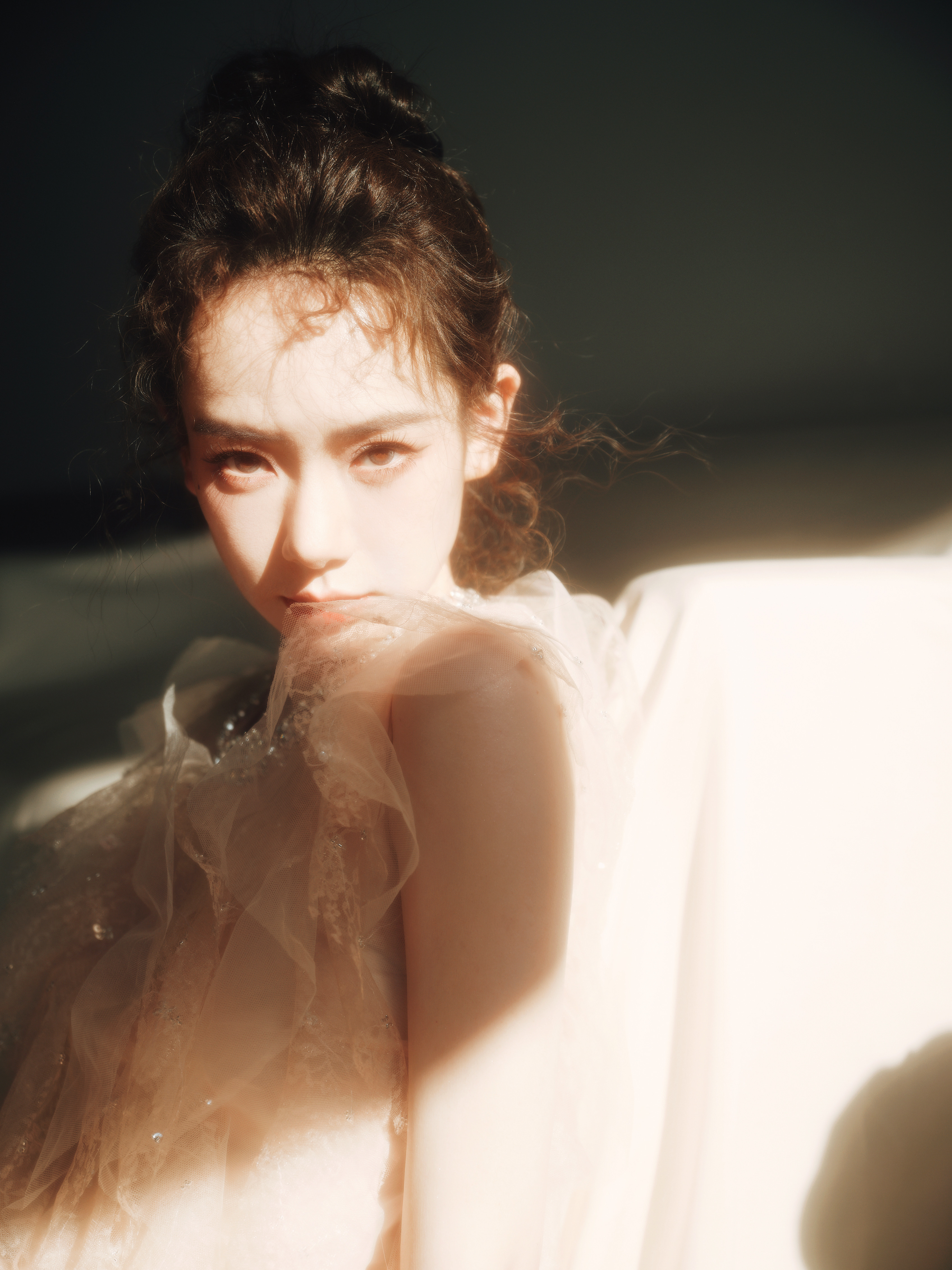 #戚薇少了一双缎带舞鞋# 我癫呐！戚薇美的我直撞墙！这个纱裙和妆造也太仙了吧！你