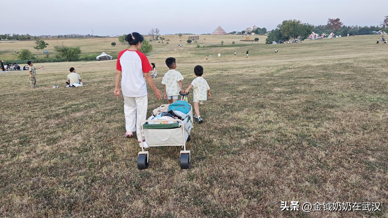 在家千日好，出门一日难，带两个孩子出门是难上加难。

 8月份我和儿媳带着两个孙