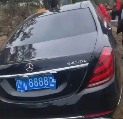 奔驰：我也没算到我名里还有这么一劫啊，关键埋了就得了，这没多久又给哥们折腾出来了