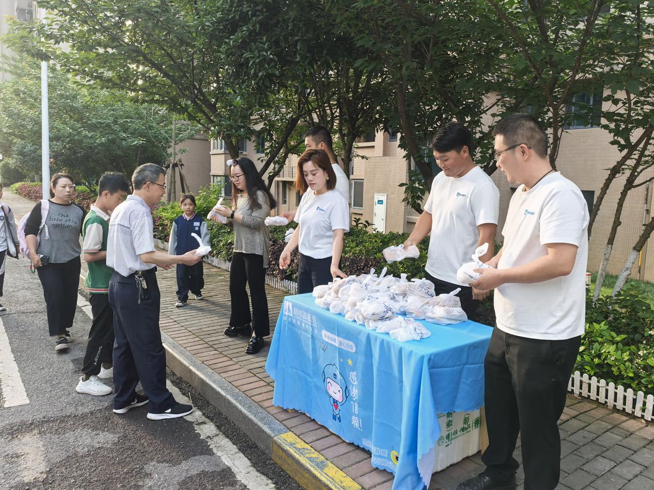 怀化碧桂园物业服务中心志愿者开展「夏至暖心早餐派送」活动

     初夏的晨风
