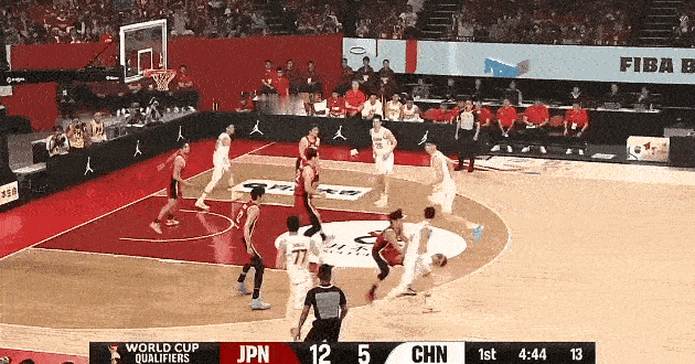 赵继伟是来搞笑的吧！在今日中国男篮对阵日本男篮的第一节比赛中，赵继伟突破分球，直