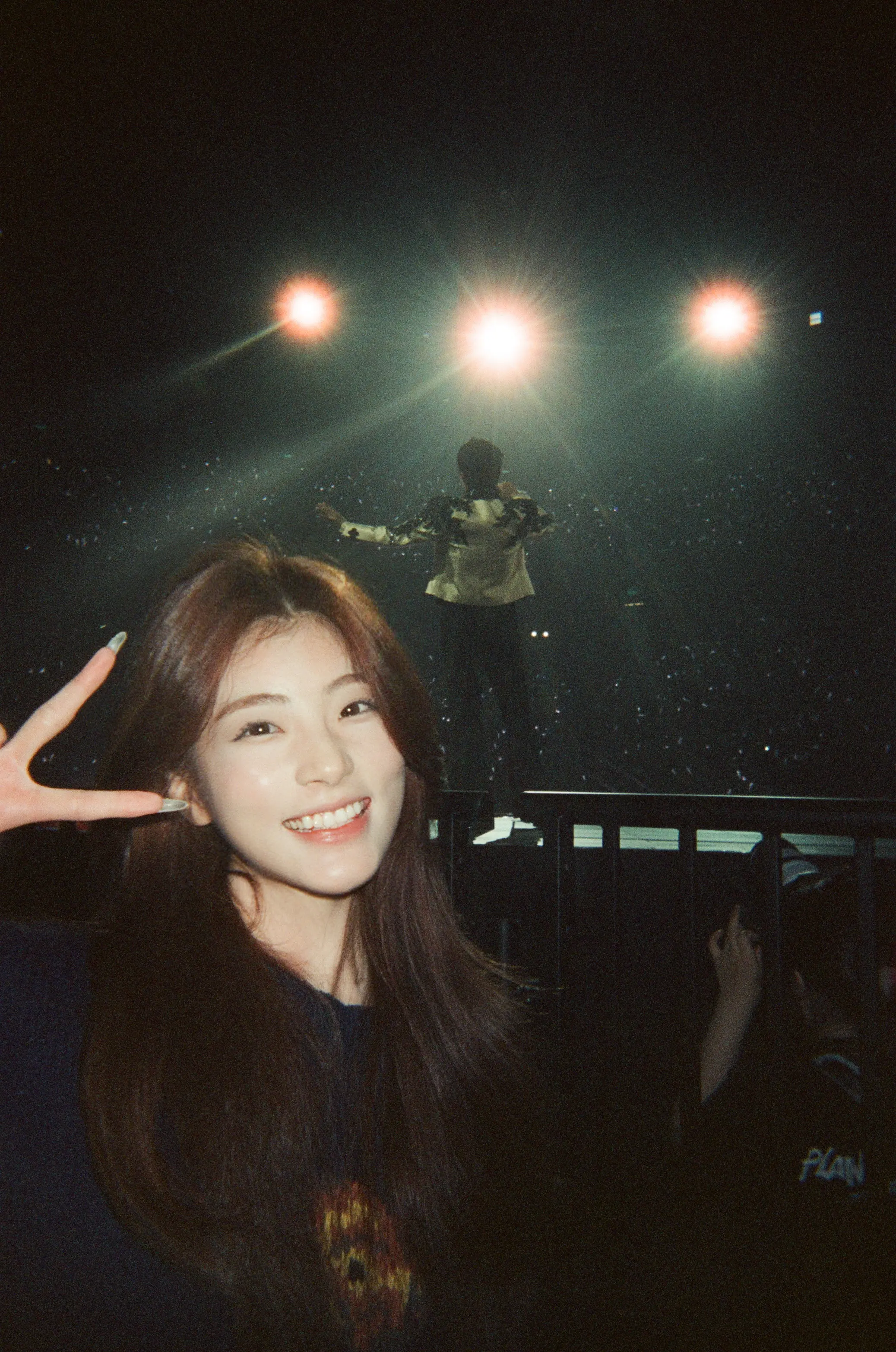 人声鼎沸 彩带飘落 下次见