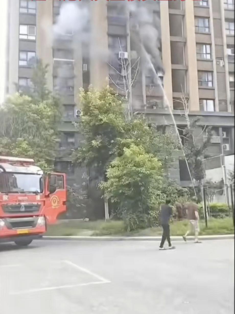 连云港火灾丈夫大喊不要喷水连云港火灾坠楼女童身亡有些在说不能滋水的，这是没体验过