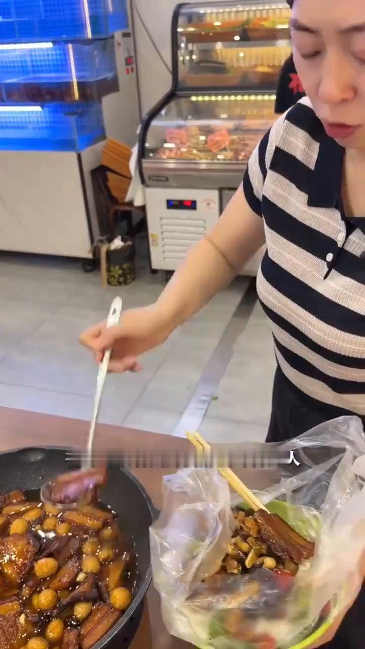 愿世间没有苦难，祝所有人平平安安健健康康。
事情起因：晚上我正好忙完在吃饭，看到