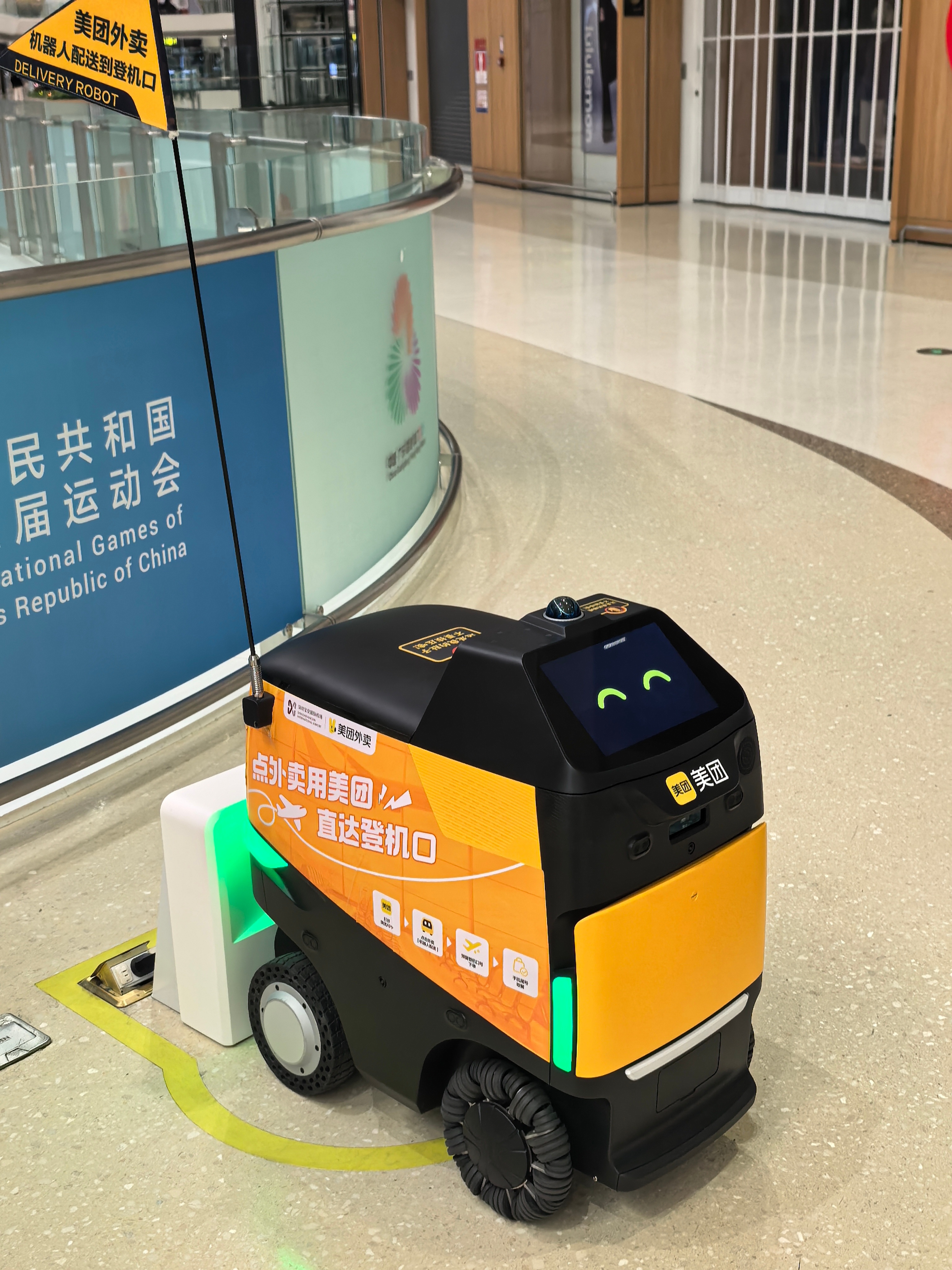 来自送餐机器人的「最后一公里」配送。现在在深圳宝安机场用美团点外卖，送餐机器人能