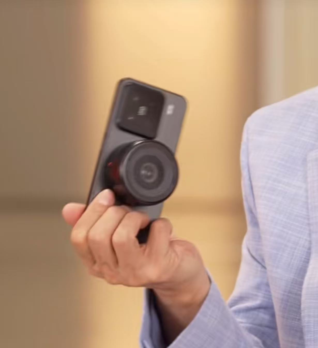 雷军首曝小米可换镜头手机 在昨天晚上雷总的返场直播中，雷总展示了小米可换镜头的手