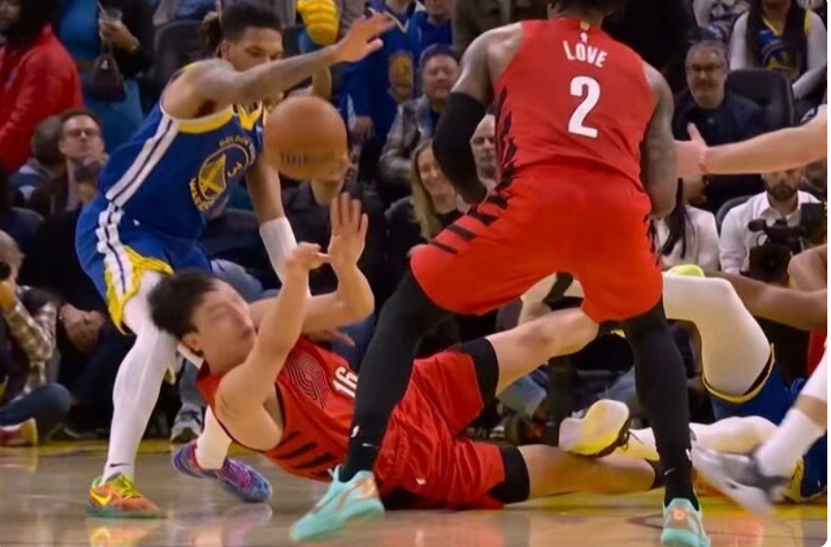 开拓者客场惨败勇士，杨瀚森受伤出场12分半，拿到3分2篮板，被撞到头一度伤退，没