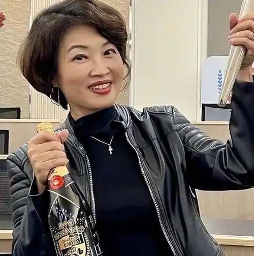 56岁，从确诊到离世，也就一个月时间。吴中纯走了。

2月25号那天，她在医院昏