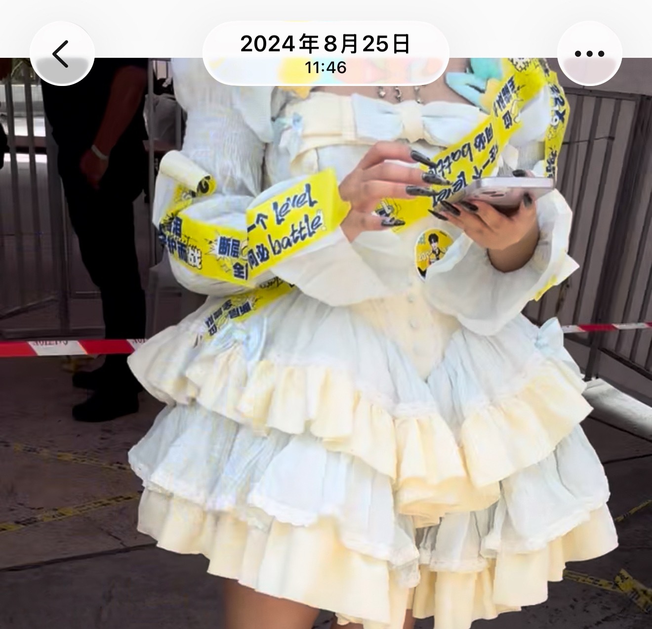 出道战我也碰到过，一个栏杆组志愿者穿很漂亮的小裙子然后浑身贴满胶带，裙摆下面全是