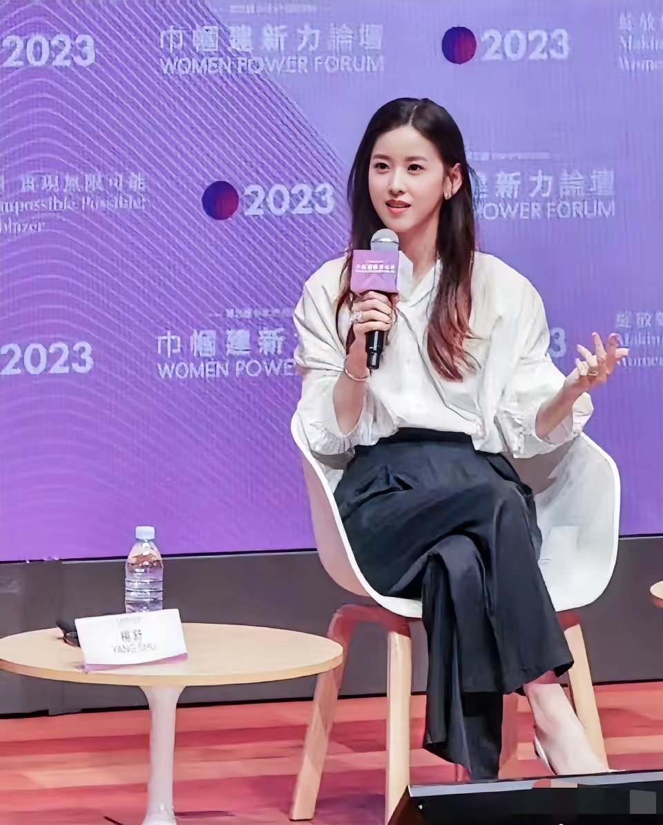 怪不得章泽天能傍上刘强东​就她在香港论坛上的那段访谈，这高度真不是一般人能做到的