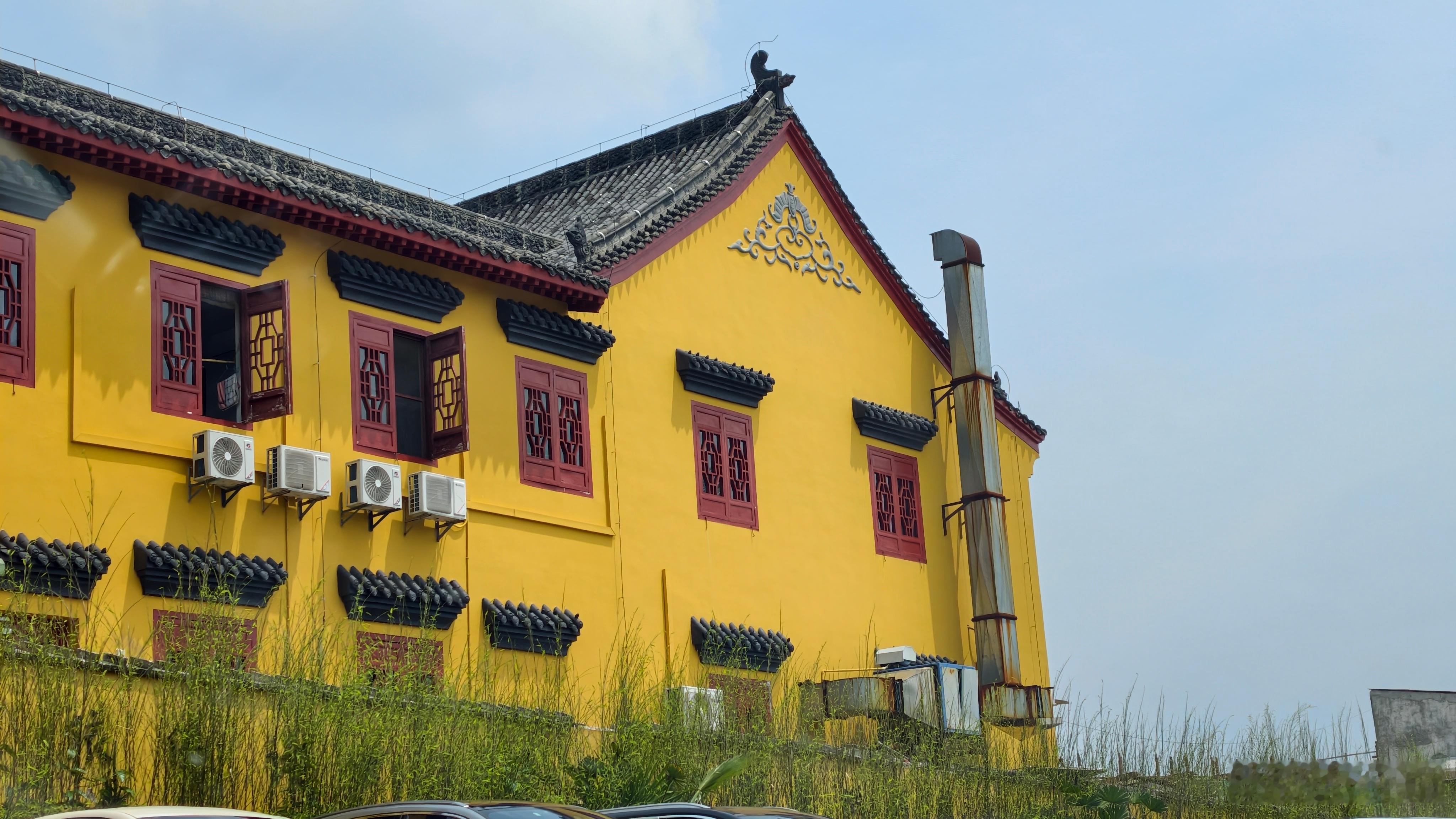 📍 东山之上，一声钟鸣。来五祖寺，不是为了许愿，是为了“遇见自己”。心安，即是
