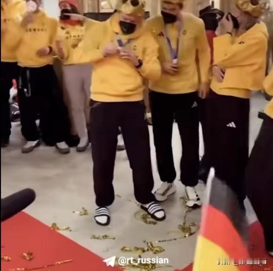 米兰冬奥会奖牌频现问题。
      近日，有运动员抱怨米兰冬奥会奖牌，在短短几