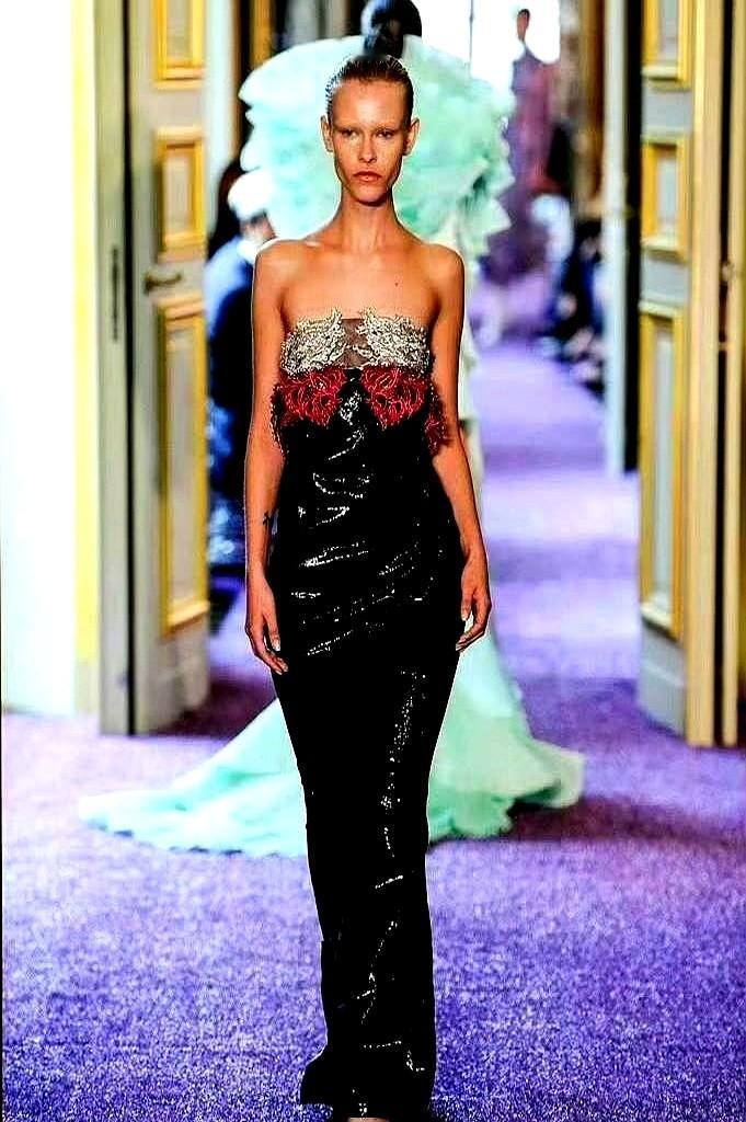 白鹿团队是懂逆风翻盘的，从流水线造型被全网吐槽到红毯杀疯了。

还记得之前那件“