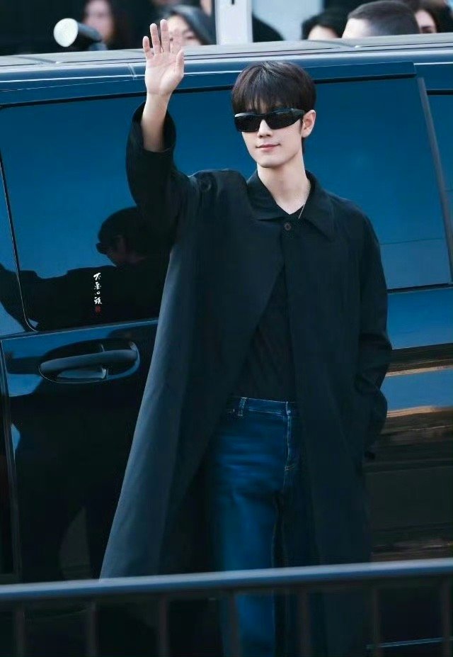 肖战绕到车前给粉丝挥手肖战珍视粉丝的每一份爱，特意绕到车前和粉丝打招呼 