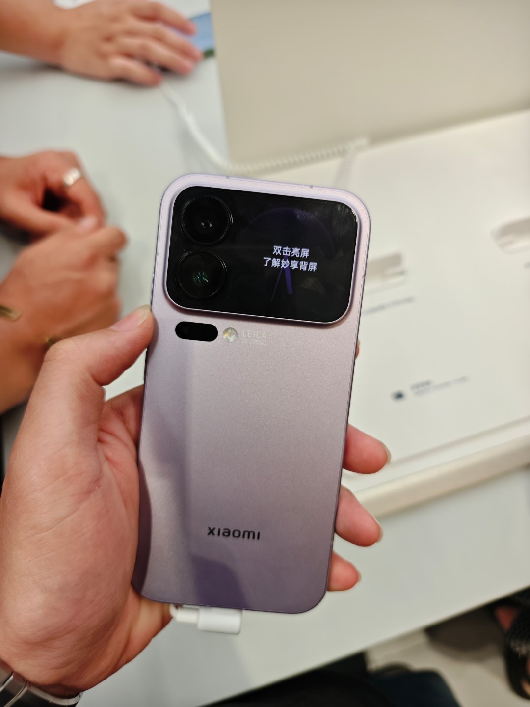 小米17Pro手感不错，简直跟iPhone一模一样[允悲] ​​​