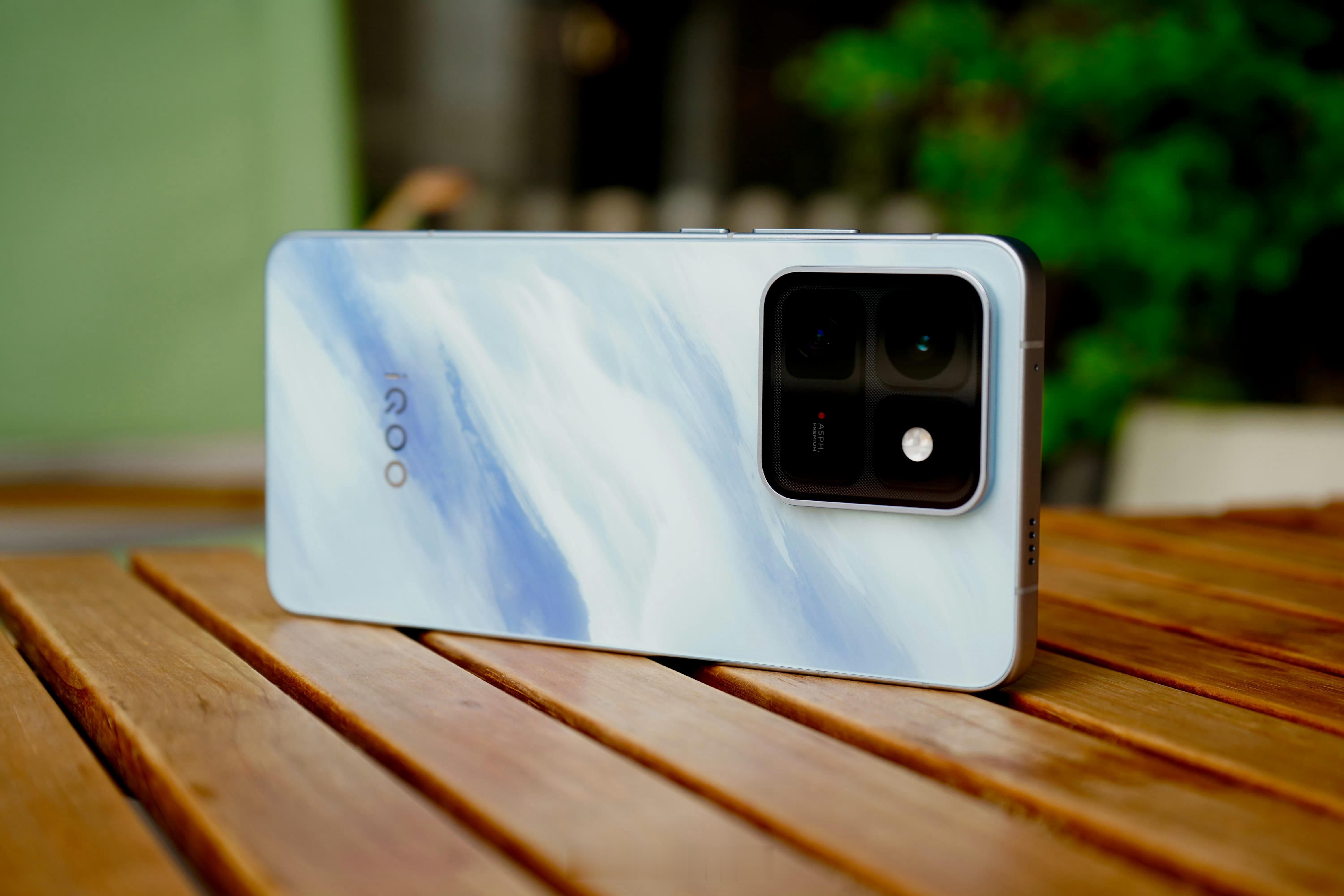 iQOO15T 机身散热分区科学合理，iQOO 15T冰穹散热覆盖核心发热区域，
