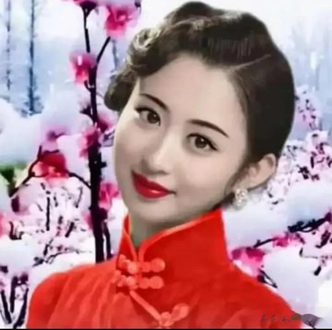 猜谜语：
高高山上长着麻，
月月割了月月发。
（打一饰物）