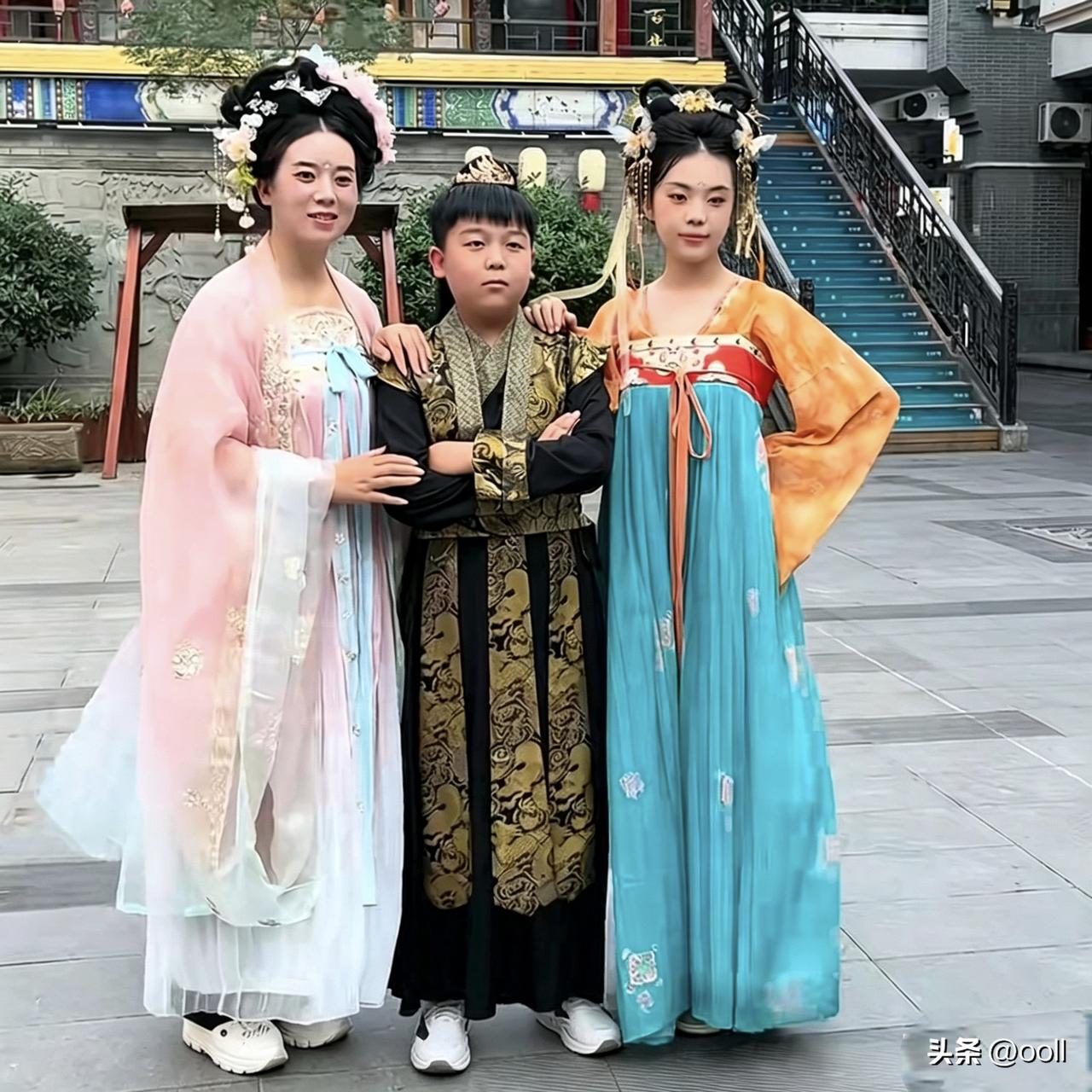 小丽母子三人在西安拍得古装造型真好看[赞][赞]

小丽这古装扮相就像是古代大户