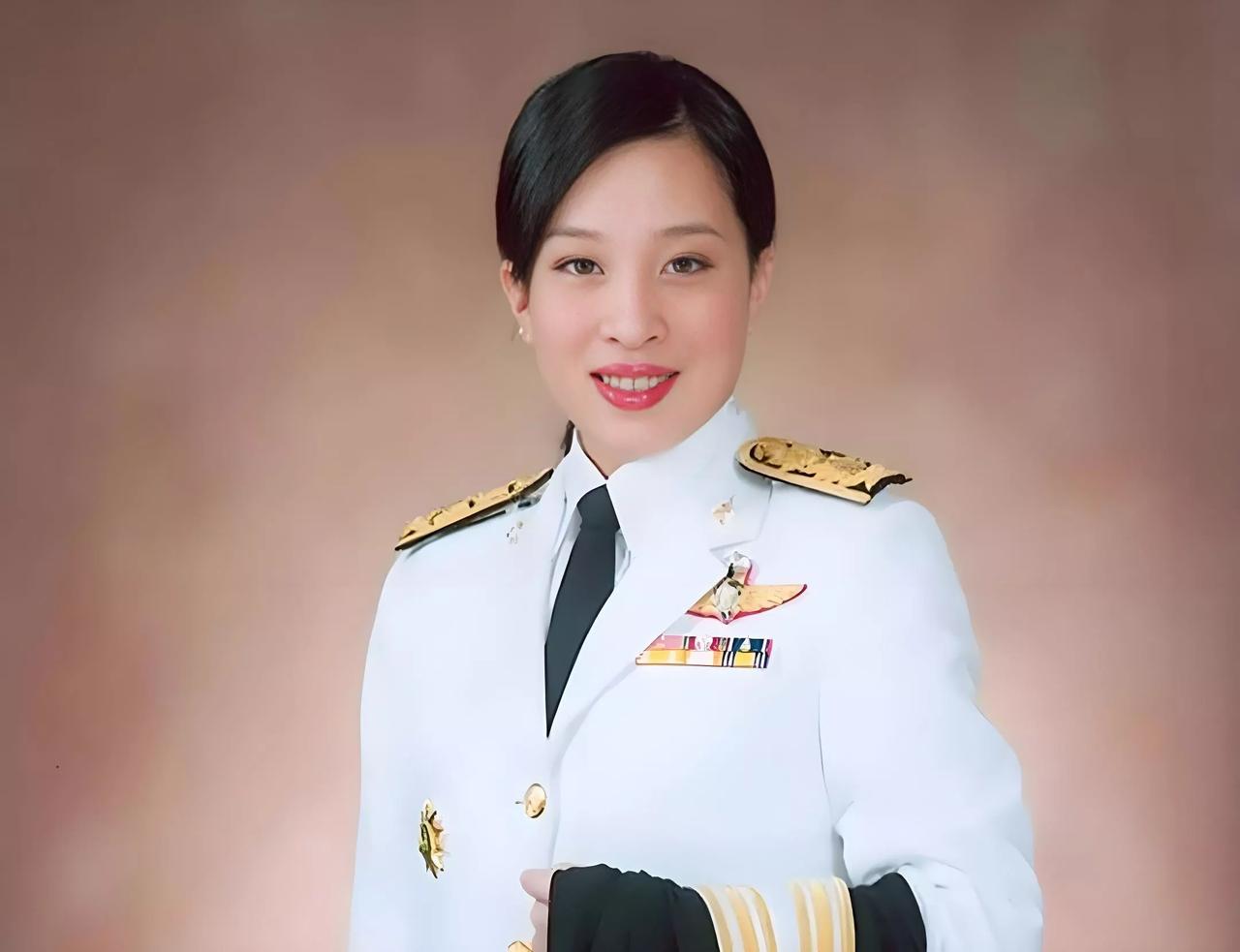 如果从世俗意义上来说，她可以完全彻底的配上''天之骄女''这四个字！

在现任泰