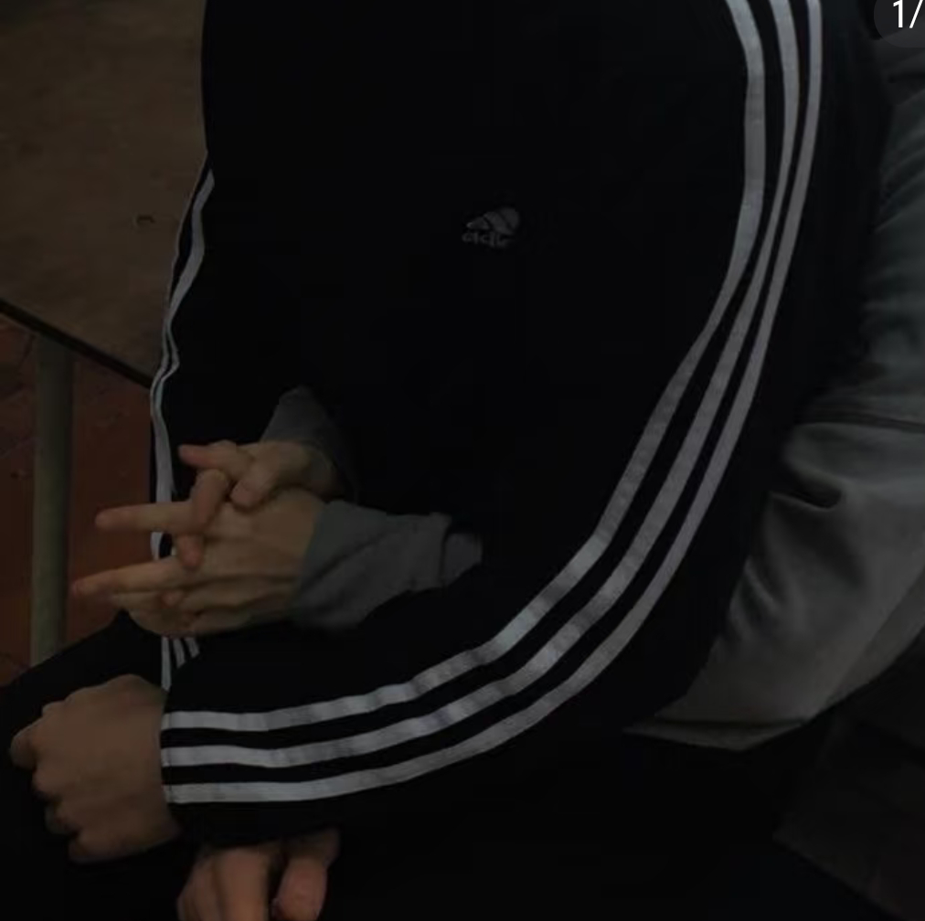 我有一个妙计博文可以从身后抱着左千，然后左千手伸出去，身子靠前，距离够远就能投得