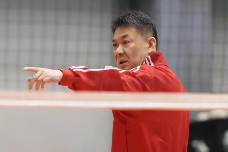 媒体爆料蔡斌要回上海执教了？那王之腾怎么办呢？随着全运会结束！上海女排也是无缘站