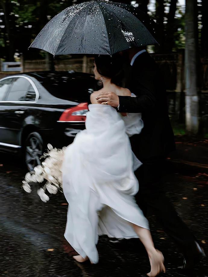 真的不用怪谁，大家活着都是趋利避害。
你纠结半天的感情问题，可能换个境遇就不是事