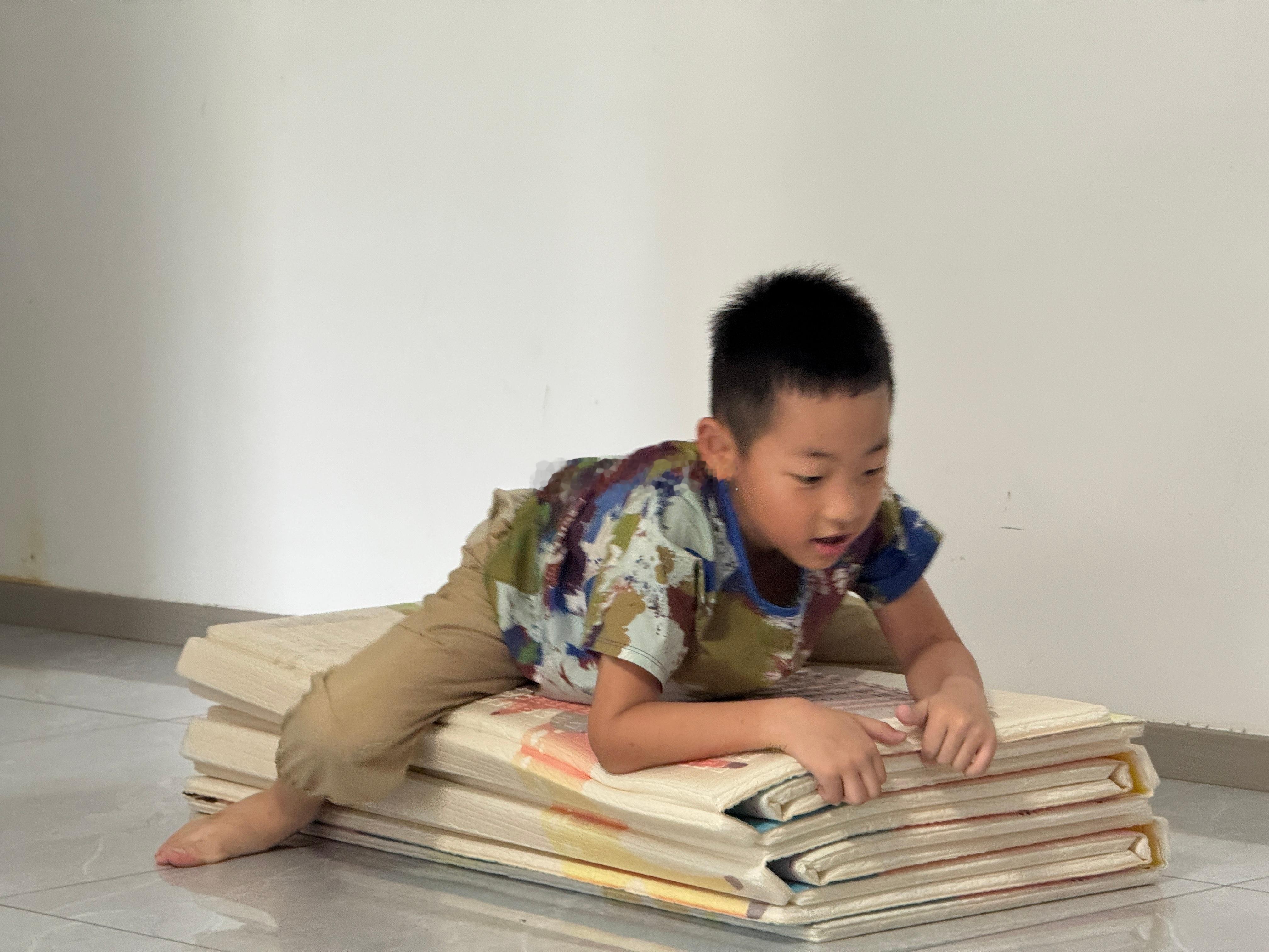 放学回来给我拿了一张卷，还特意强调让我看最后一题，哈哈哈，这是趁着写作文给暑假安