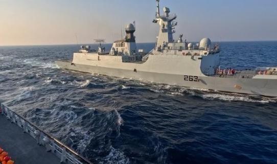 美伊打得昏天黑地，全世界都盯着航母导弹，没人注意一艘4000吨中国护卫舰在霍尔木