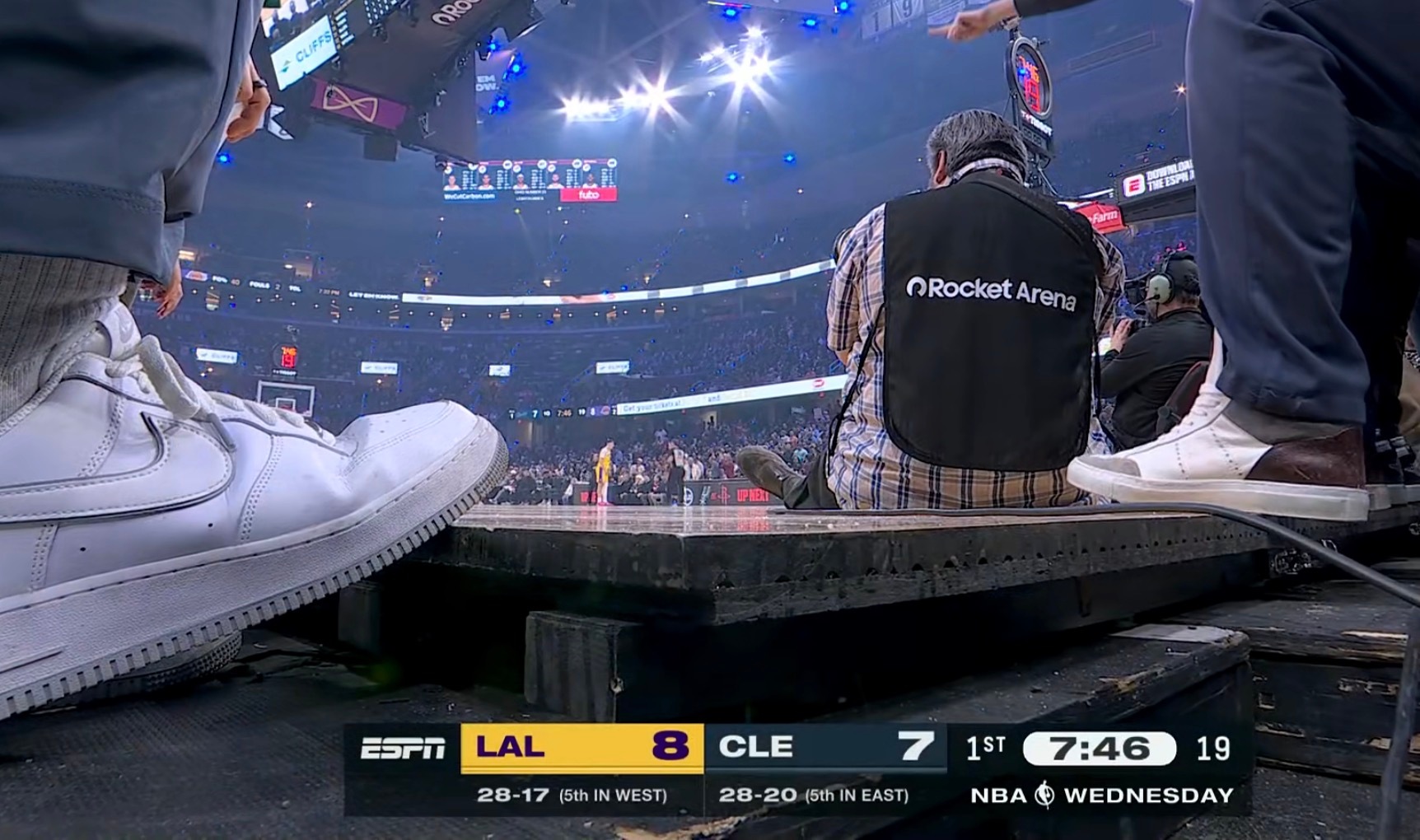 骑士主场地板，明显有一个台阶，这球员也太容易受伤了吧？湖人vs骑士