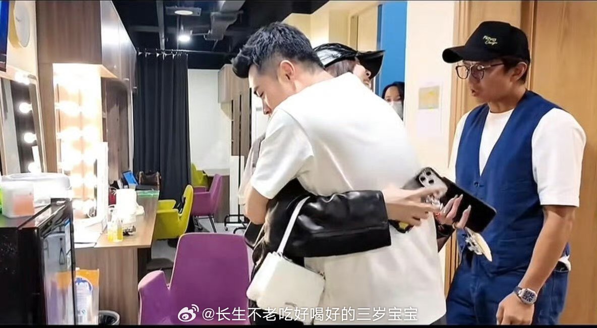 Angelababy陈赫拥抱Baby和陈赫拥抱了！邓超在旁边看着，这一幕真的梦回